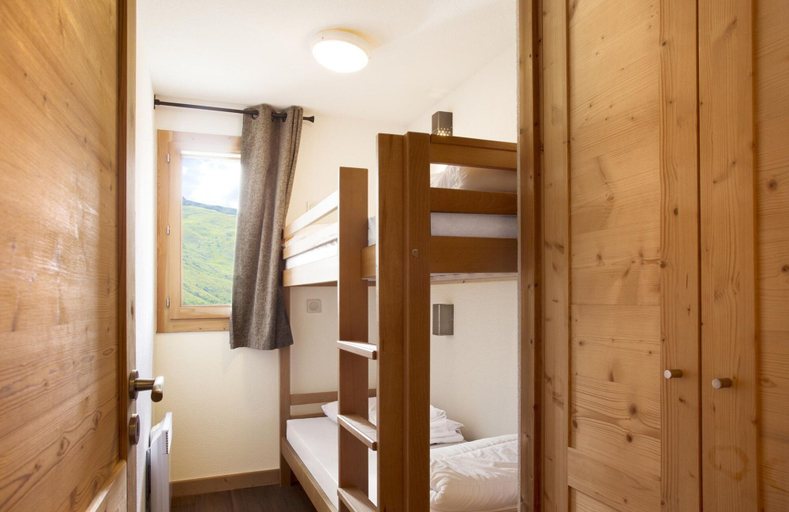 Room 2, Apartment in Les Menuires With Spa & Pool, Savoie