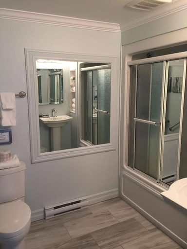 Bathroom 4, Dannys Hotel Suites SureStay Collection by BW, Gloucester
