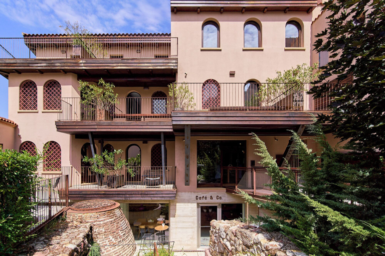 Exterior & Views