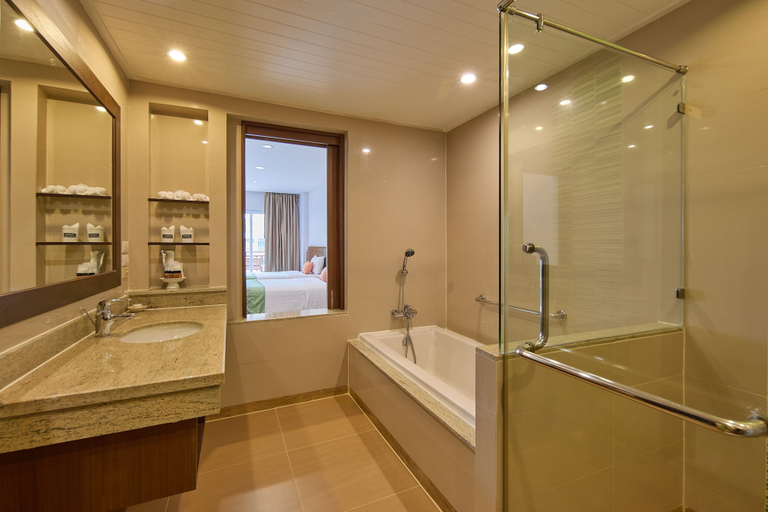Bathroom 5, The Heritage Pattaya Beachfront Resort, Pattaya