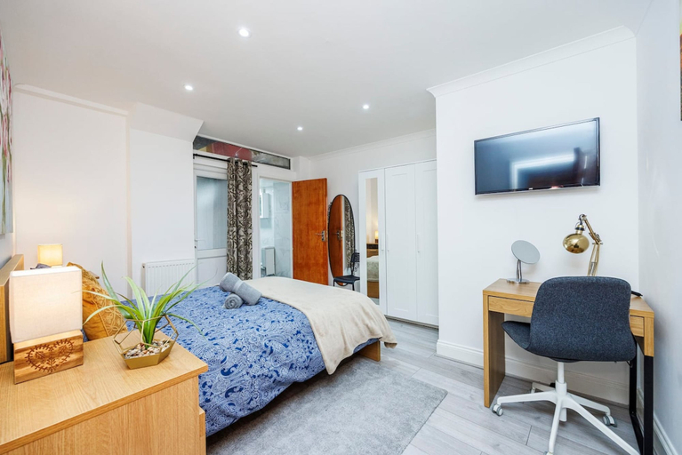 Room 3, 3 Bed 3 Bathroom Flat in Kensington A, London