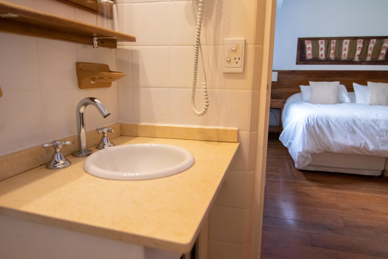 Bathroom 3, Hosteria Hostal del Esquiador, Lacar