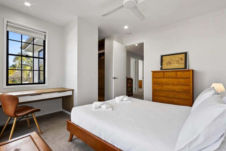 Bedroom 5, Spacious 3-Bed Clayfield House with Patio and BBQ, Clayfield