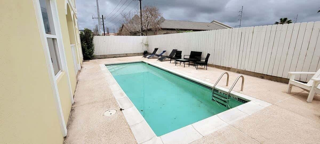 Pool 3, Overlooks Pool Easy Walk to Beach #D 2 Bedroom Home by RedAwning, Cameron