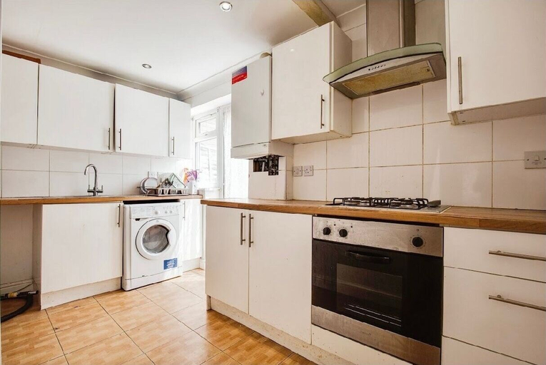 Private kitchen 5, 3 Bedroom in Northolt by Stayfolk, London
