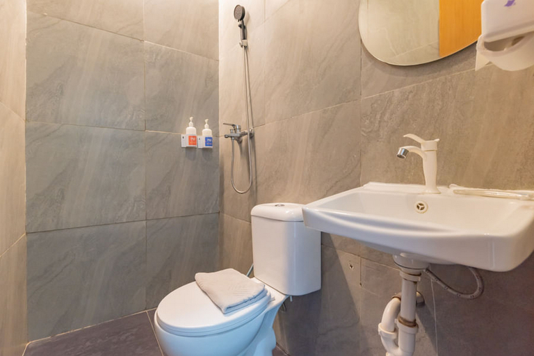 Bathroom 4, Sans Hotel Suryakencana Bogor, Bogor