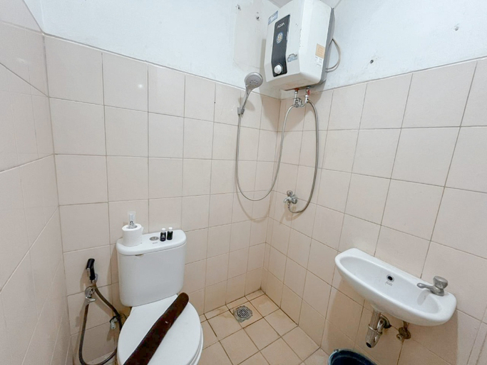 Bathroom 5, Simple 2BR Apartment at Tamansari Panoramic By Travelio, Bandung