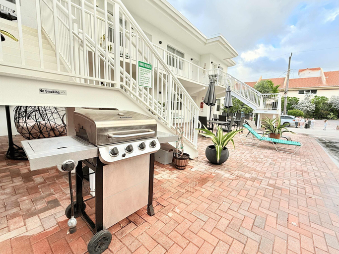 Others 3, Southwinds 3 for 2 Queen Studio Steps to Beach, Broward