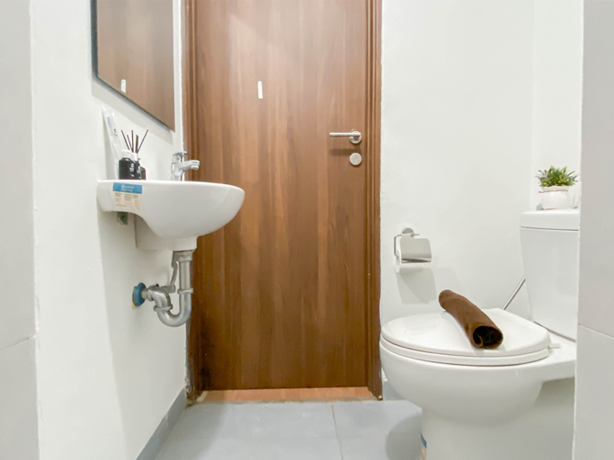 Bathroom 5, Neat and Cozy Studio Unit at LRT City Sentul - Royal Sentul Park by Travelio, Bogor