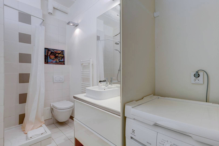 Room 5, Honore Nest - Elegant 1BR Unit in Saint-honore District, Paris