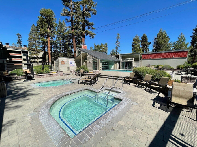 Sport & Beauty 5, Slopeside Comfy 2-Bedroom Home with 3 Spas! by RedAwning, Mono