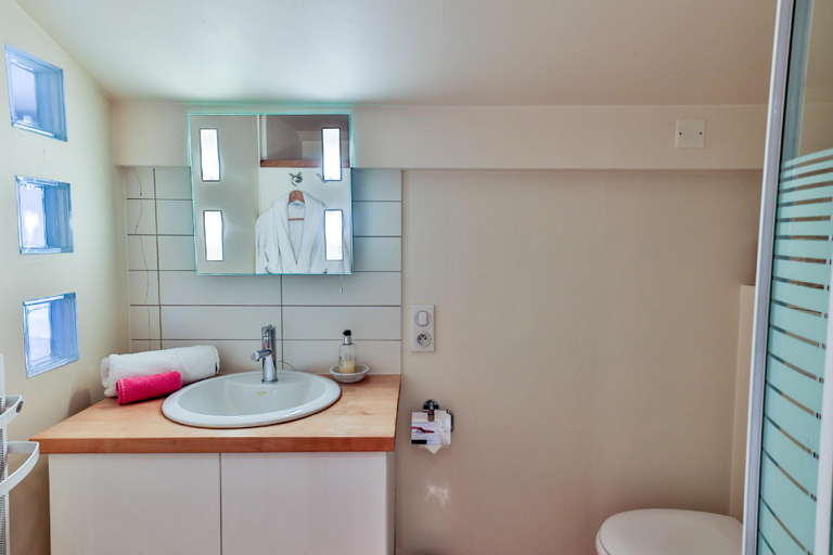 Bathroom 3, QUAI 3 loft moderne et lumineux les pieds dans l'eau, Charente