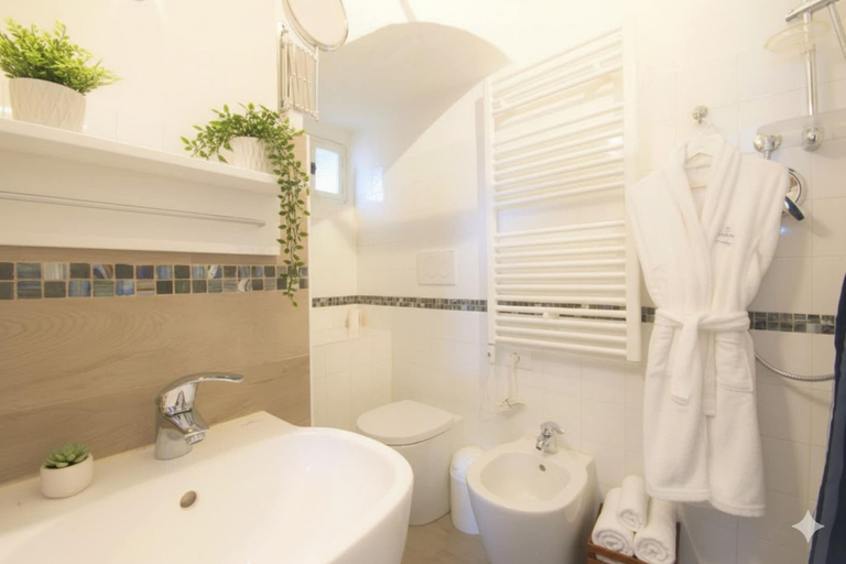Bathroom 2, The Old Ship, Imperia