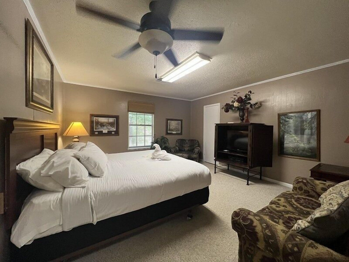 Room 4, Mountain Harbor's four bedroom house by RedAwning, Montgomery