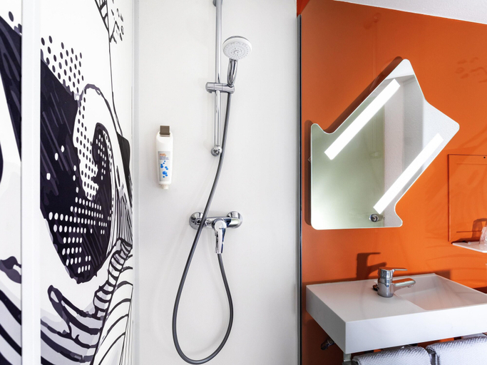 Bathroom 4, ibis budget Lorient Caudan, Morbihan