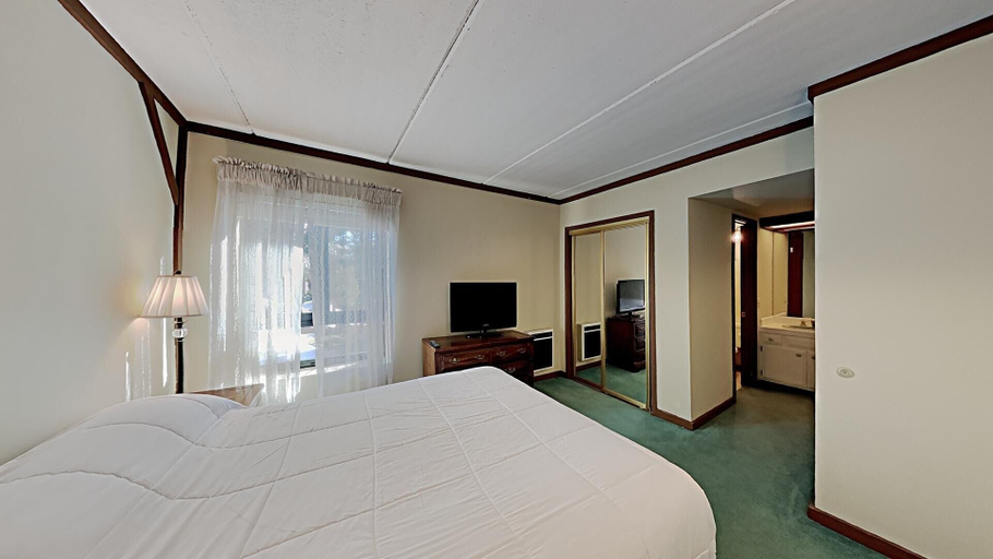 Room 2, Retro 3 Bed 3 Bath Condo with Mountain View!, Mono