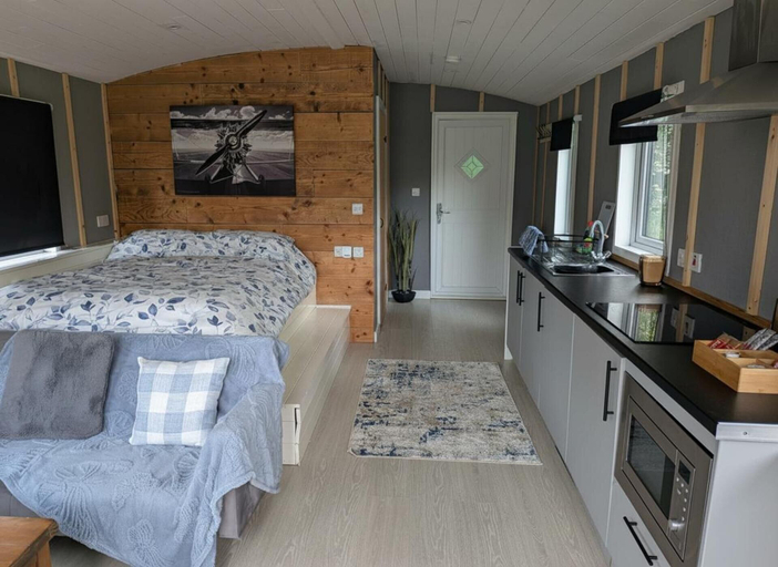 Room 4, Tranquil Cabin Retreat- Sleeps 2, Parking, Powys