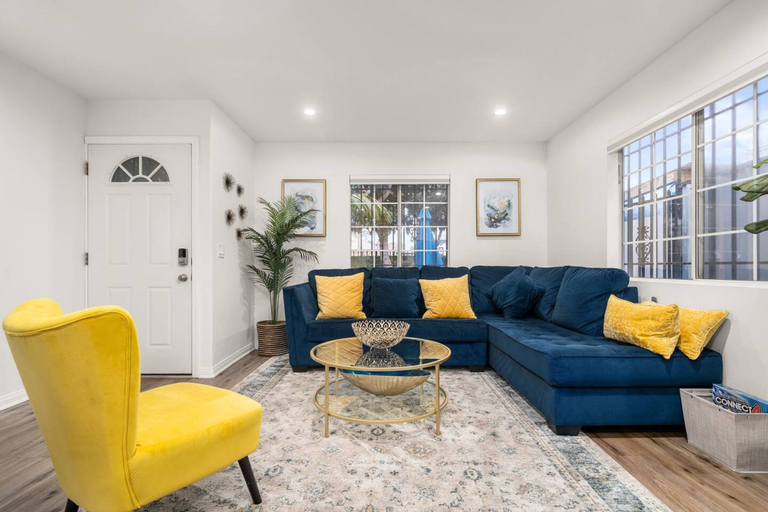 Room 2, The Avalon - Modern Colorful w Private Parking, Los Angeles