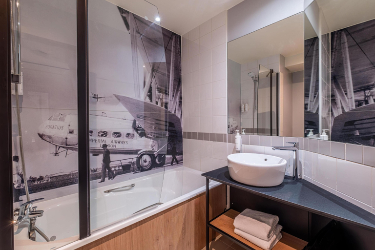 Bathroom 5, Radisson Hotel Paris Le Bourget, Val-d'Oise