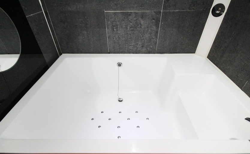 Bathroom 5, V Hotel, Nam