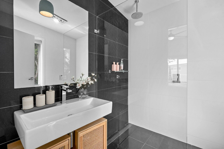 Bathroom 3, Luxurious 5-bed Home by Avoca Beach, Gosford - East