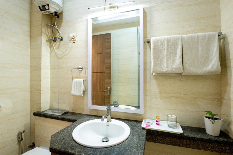 Bathroom 5, Hotel 91 Medanta, Gurgaon