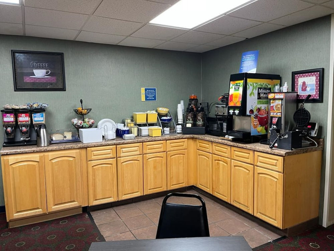 Food & Drinks 5, Days Inn by Wyndham Cedar Falls- University Plaza, Black Hawk