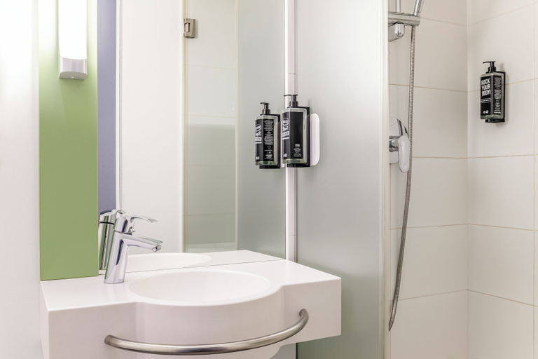 Bathroom 3, Ibis Budget Hamburg Quickborn, Pinneberg