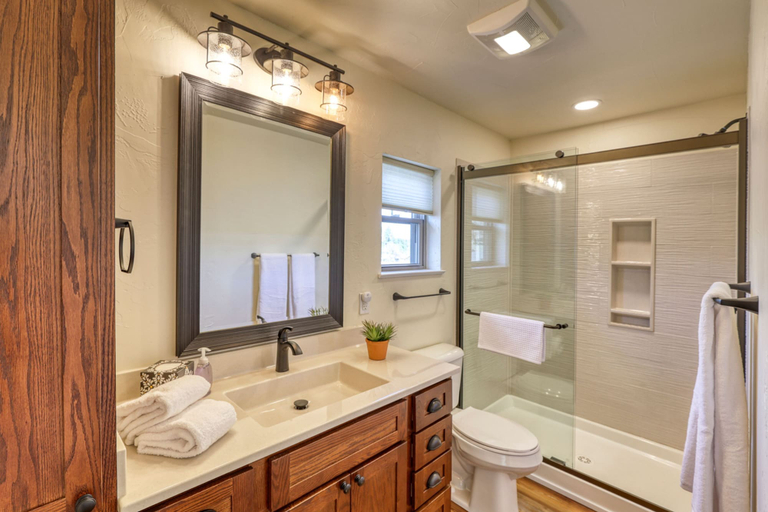 Room 2, Gold Mining Condo King Bed Modern Comforts, Pennington