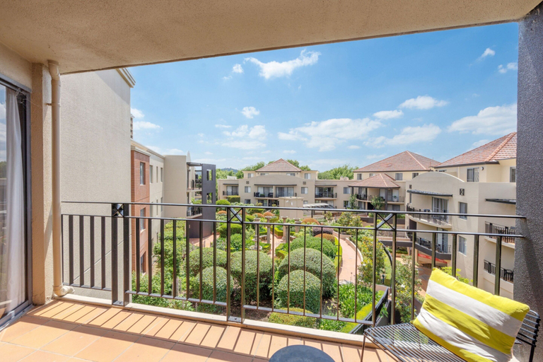 Balcony 5, Sleek 2-bed Apartment in Vibrant Kingston, Canberra