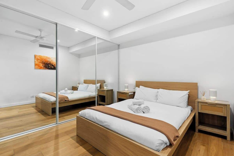 Room 3, Central Art-filled 2 Beds With Balcony Aircon, Sydney