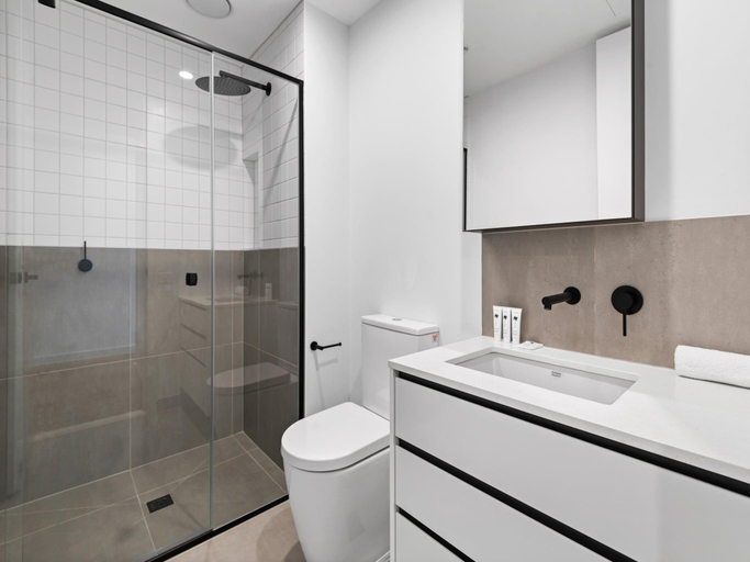 5, Modern Apartment on Burgundy Precinct & Parklands, Melbourne