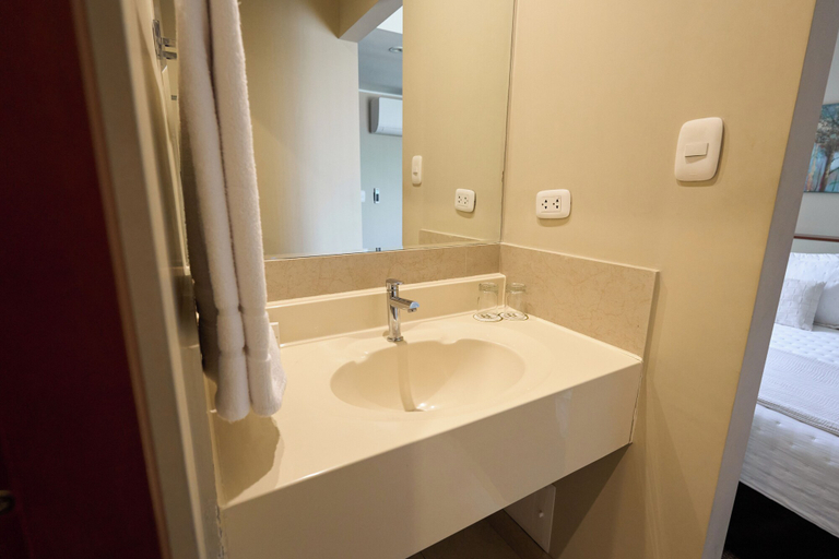 Bathroom 4, Hotel Park Suites, Lima