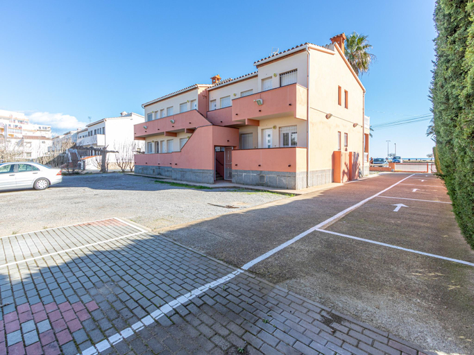 3, Beachfront Apartment in Empuriabrava with Pool, Girona