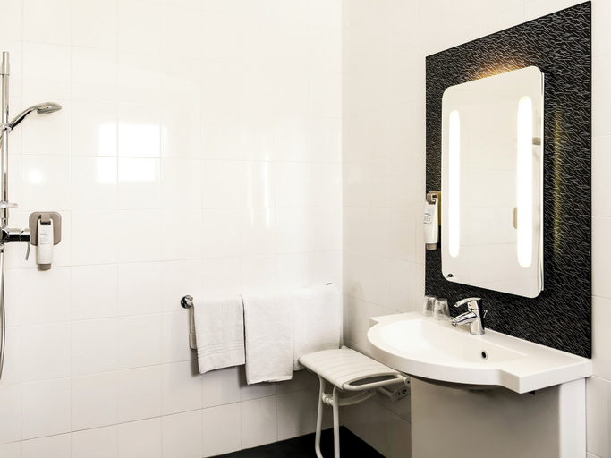 Bathroom 4, ibis Orange Centre Échangeur A7 A9, Vaucluse