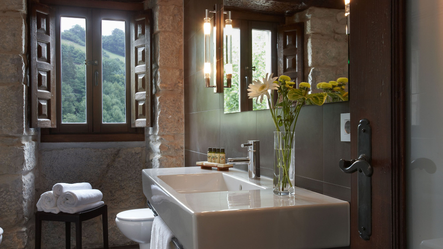 Bathroom 4, Hotel Iriarte Jauregia, Guipúzcoa