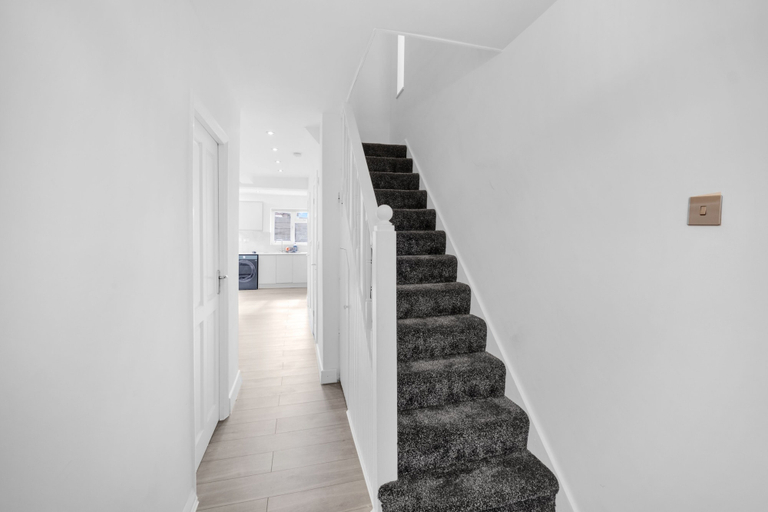 Interior 4, 4 Bed - Sleeps 8 - Free Parking - Garden, London