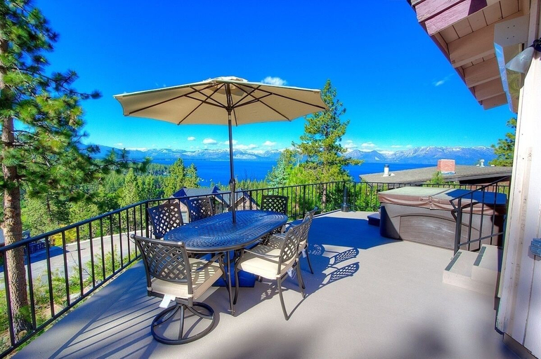 Outdoor dining 5, The Heights 4 Bedroom Home by RedAwning, Douglas