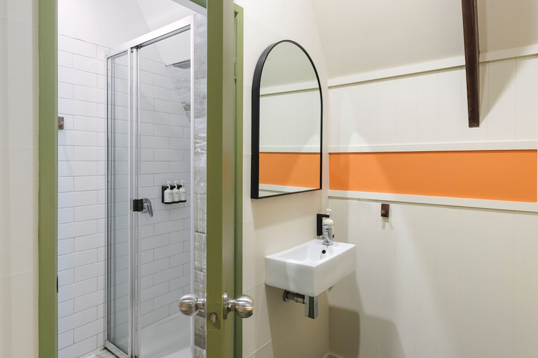 Bathroom 4, Bounce Magnetic Island, Magnetic Island