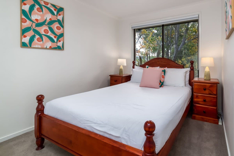 Room 2, Spacious and Restful Holiday Home With Backyard, Canberra