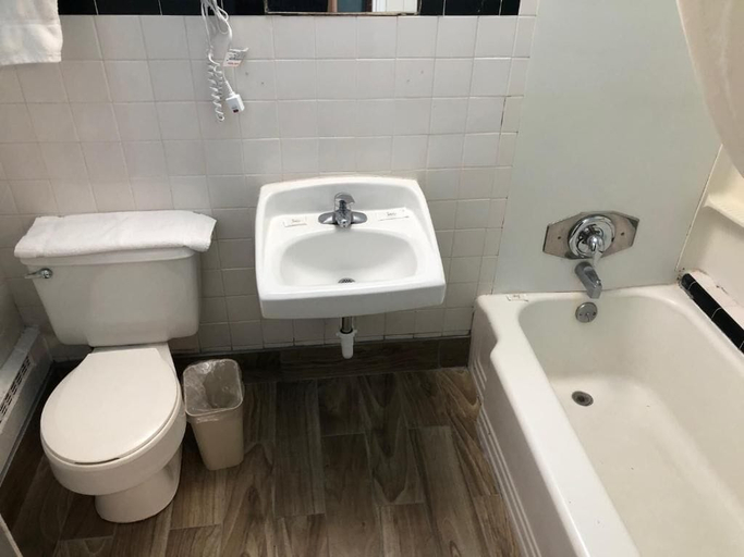 Bathroom 2, Collier's Motel, Jefferson