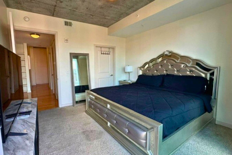 Room 5, Downtown High Rise w Skyline Views Rooftop Pool, Houston