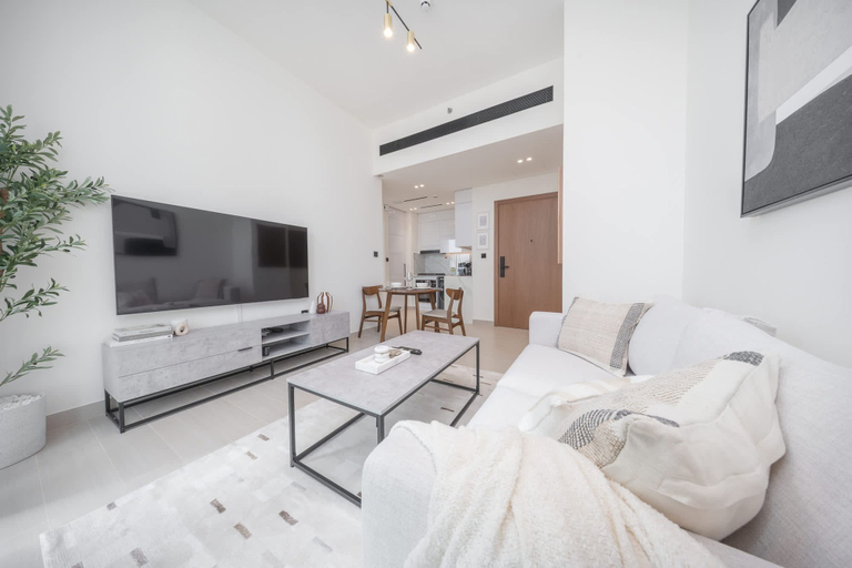 Room 5, Luxury 1-bedroom JVC Apartment With Balcony Pool, Dubai