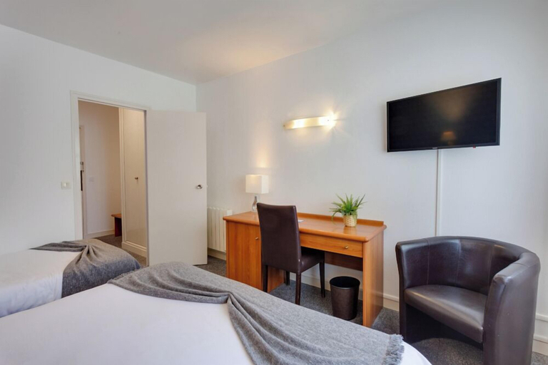 Bedroom 3, Brit Hotel Le Cygne, Manche