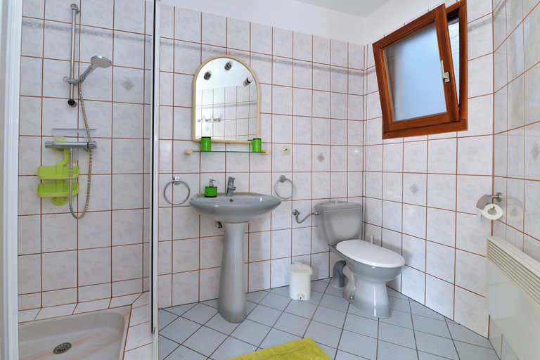 Bathroom, S'harzala Vert Bis, Haut-Rhin
