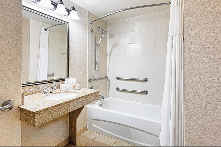 Bathroom 5, LEXINGTON EXPO HOTEL by IHG, Lexington