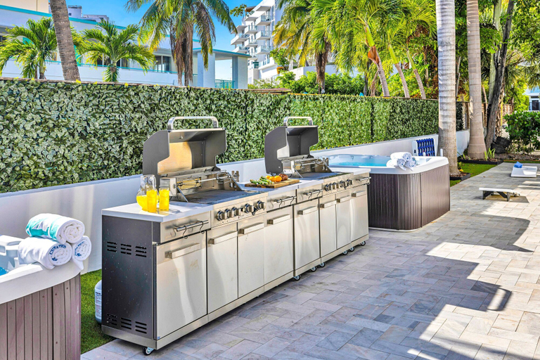 Room 3, Beach Condo King Bed Lush Patio w BBQ Birch Key Seven, Broward