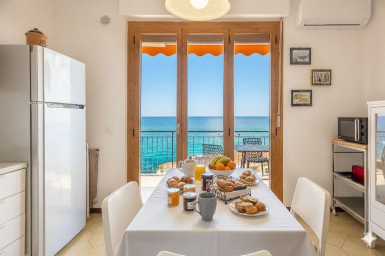 Others 5, Appartamento Bouganville, Imperia