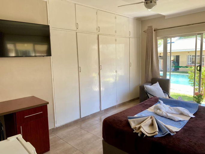 Room 2, Poolside Executive Suite Near Airport - 2322, Harare