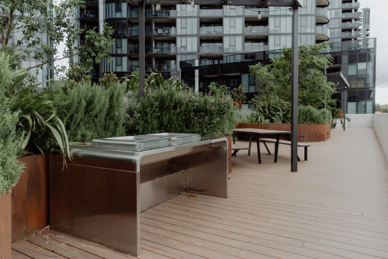 Outdoor dining 3, Refined 2-bed With Luxurious Building Amenities, Canberra